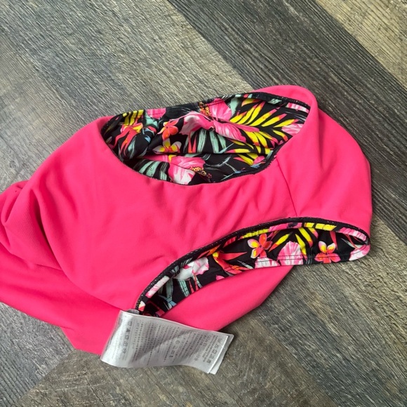 Hurley girls one piece swimsuit floral print
Colorful hot pink - Picture 5 of 7